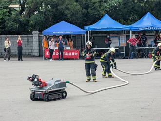 桃園消防演練科技結合義消 出動救災機器人
