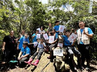 桃園奎輝國小畢業生挑戰那結山 歷經5小時攻頂領證書