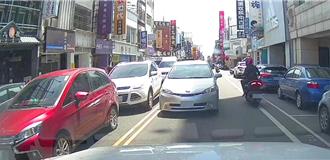 影》不想等紅燈？台東鬧區逆向行駛 網友批：危險駕駛