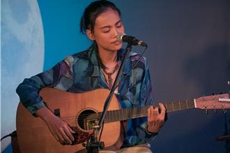 首場講唱會完售！戴曉君彈唱分享10年音樂旅程