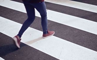 行人過馬路滑手機會被抓？交通部要員警「自行判斷」