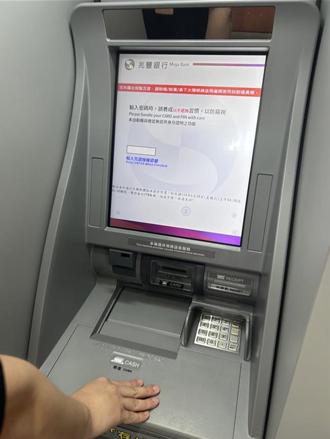ATM領錢轉帳要露臉！兆豐銀導入AI辨識 邊打電話也會警示