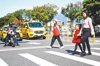 過馬路滑手機要罰 交長惹民怨