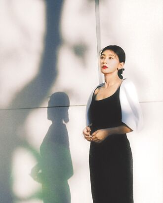 賈靜雯珍珠上身秀衝突美