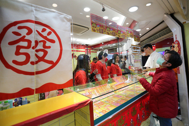 2月的威力彩20億頭獎由一人獨得，獎落新北樹林，當時得主採用的特殊包牌法讓台彩總經理謝志宏驚呼從未看過。（圖／報系資料照）