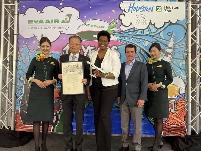 長榮航空開航休士頓10周年，總經理孫嘉明（左2）與休士頓市副市長Martha Castex-Tatum（中）合影。（陳祐誠攝）