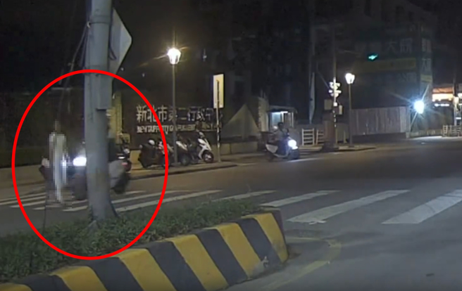 三重20歲男騎士闖紅燈撞死婦人。（民眾提供）