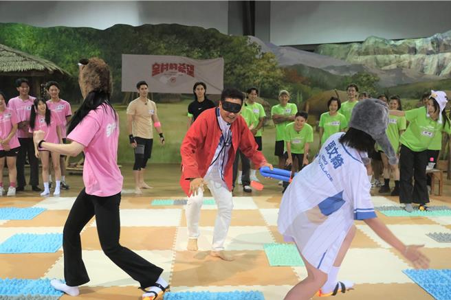 徐乃麟矇眼親自示範抓嫩妹。（東森提供）