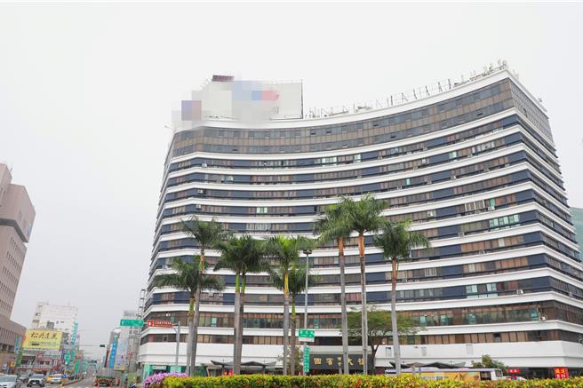 位在台南火車站對面的國賓大樓因出入人員複雜，並曾鬧鬼， 2022年被警方查獲連鎖應召藏身大樓內。（民眾提供／郭良傑台南傳真）