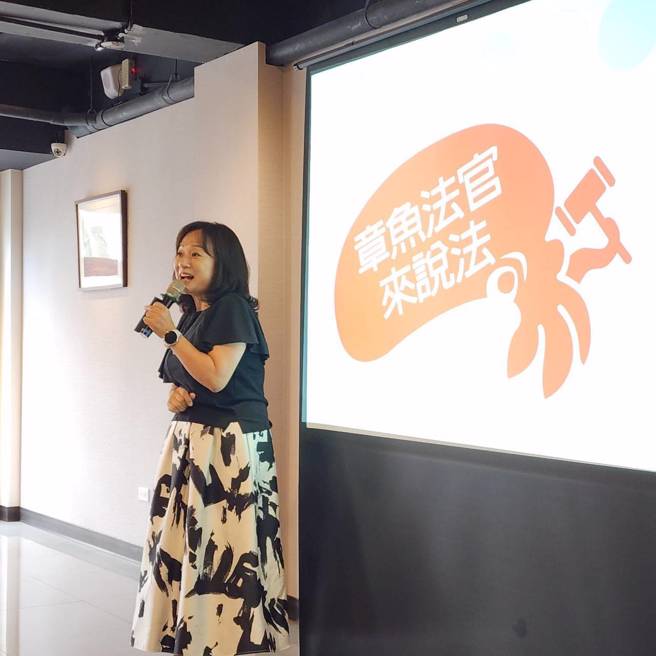 張瑜鳳以「章魚法官」的身分廣受大眾喜愛，長期在報紙撰寫專欄「章魚法官來說法」，以輕鬆的家庭故事來普及法律觀念。(麥田出版社提供)