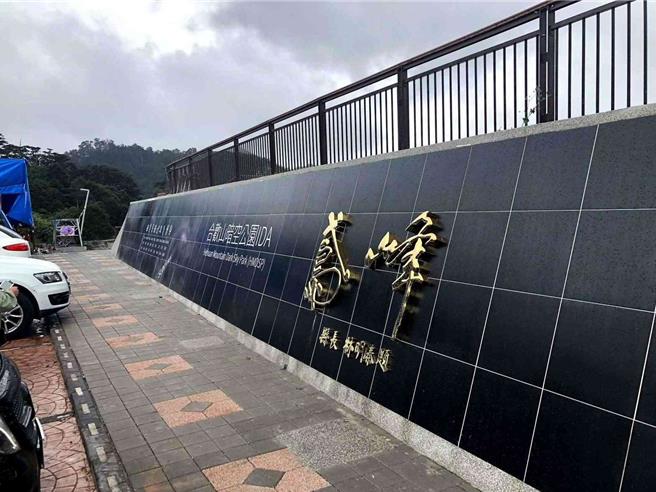 合欢山暗空公园鸢峰停车场6／27起收费，大客车每次100元、小型车每次50元，车宿每晚300元。（南投县政府提供／杨静茹南投传真）
