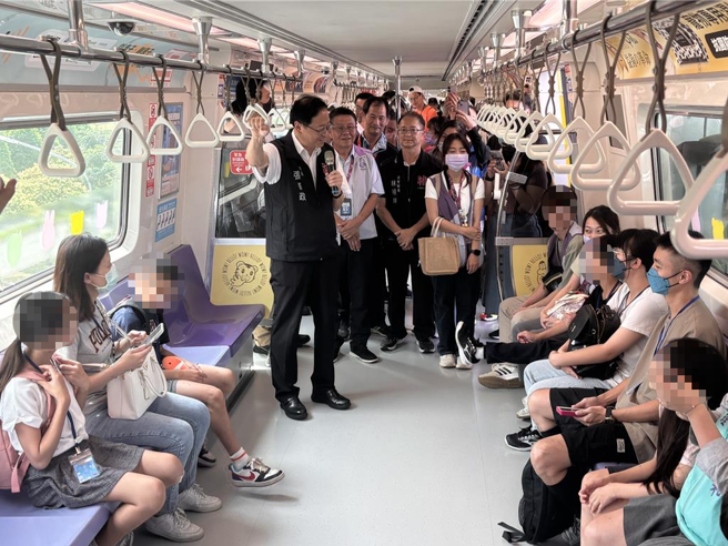 桃園捷運公司27日攜手桃園市政府社會局共同舉辦「巧虎有愛、桃捷無礙之旅」公益活動。（廖姮玥攝）