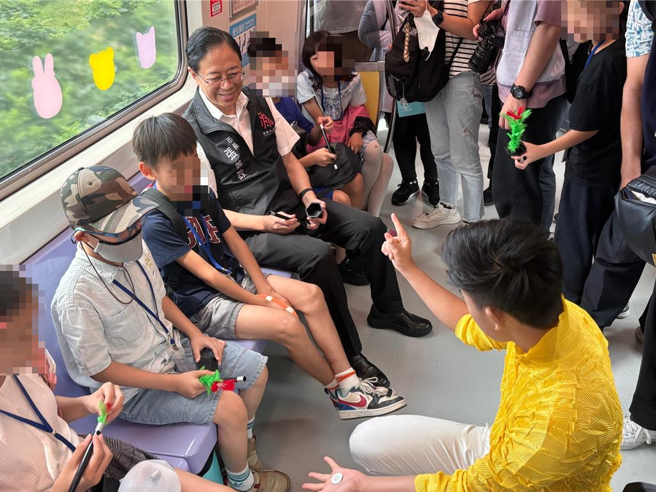 桃園捷運公司27日攜手桃園市政府社會局共同舉辦「巧虎有愛、桃捷無礙之旅」公益活動。（廖姮玥攝）