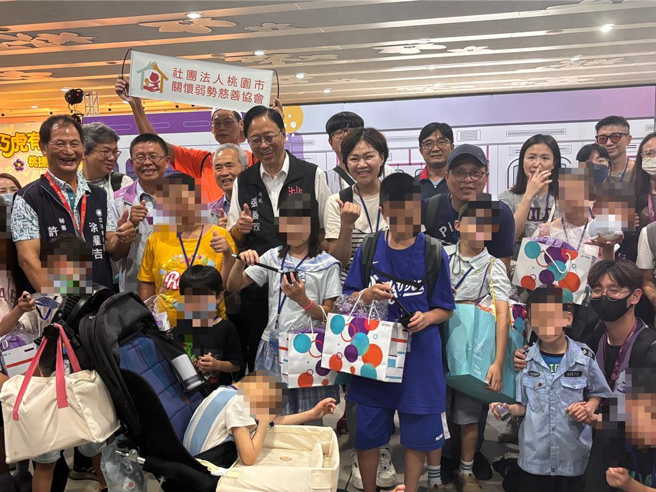 桃園捷運公司27日攜手桃園市政府社會局共同舉辦「巧虎有愛、桃捷無礙之旅」公益活動。（廖姮玥攝）