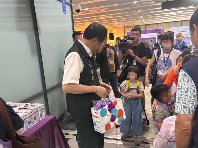 桃園捷運公司27日攜手桃園市政府社會局共同舉辦「巧虎有愛、桃捷無礙之旅」公益活動。(廖姮玥攝)