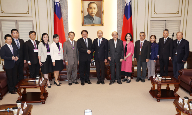 立法院长韩国瑜（右七）27日接见大法官被提名人一行，并与大法官被提名人詹镇荣（右二起）、林丽莹、萧文生、陈慈阳（左三起）、郑纯惠、司法院副院长被提名人苏素娥、院长被提名人蔡秋明等人一同合影。（姚志平摄）