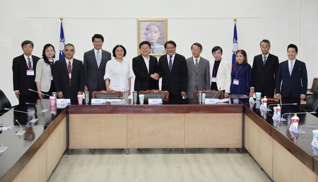 总统府秘书长潘孟安（右六）27日带领大法官被提名人拜会国民党立法院党团总召傅昆萁（左六）等人，大法官被提名人詹镇荣（右二起）、林丽莹、司法院副院长被提名人苏素娥、院长被提名人蔡秋明、陈慈阳（左起）、郑纯惠、萧文生等人一同合影。（姚志平摄）