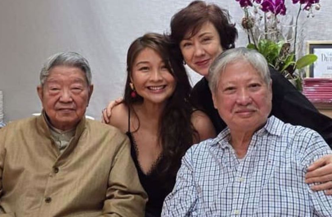 蔡瀾與洪金寶（右）、高麗虹（右1）等人在去年現身聚會。（圖／翻攝自Colette Lam IG）