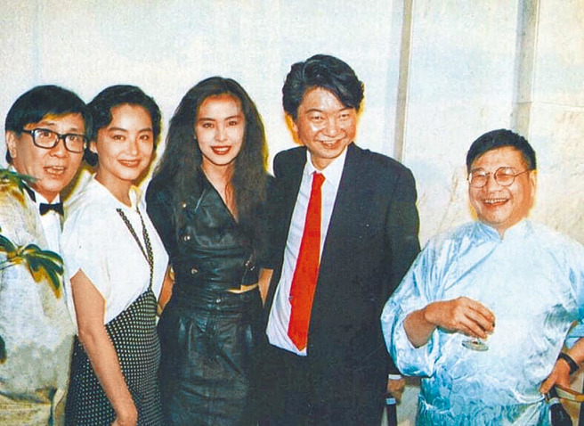 蔡瀾（右二）人脈甚廣，和黃霑（左起）林青霞、王祖賢、倪匡等人都是好友。（林青霞提供）