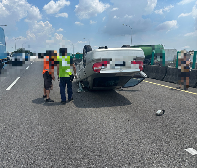 國道1號北向257.2公里嘉義民雄路段，今（27日）下午1時許發生一起驚險車禍。（圖警方提供／簡銘柱翻攝）