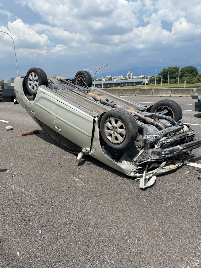 國道1號北向257.2公里嘉義民雄路段，今（27日）下午1時許發生一起驚險車禍。（圖警方提供／簡銘柱翻攝）