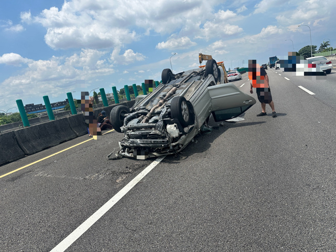 國道1號北向257.2公里嘉義民雄路段，今（27日）下午1時許發生一起驚險車禍。（圖警方提供／簡銘柱翻攝）