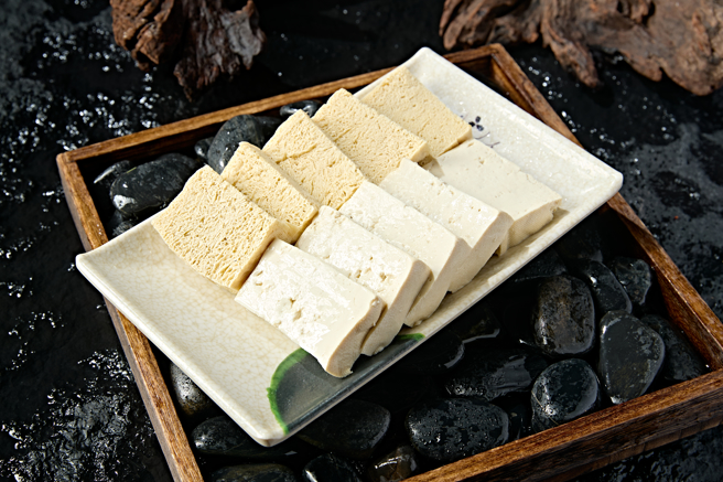 一位網友到菜市場買豆腐時，問了一斤多少錢，讓老闆娘、其他客人當場笑翻。（示意圖：shutterstock／達志）