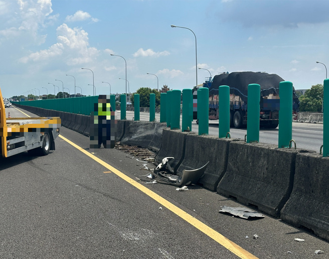 國道1號北向257.2公里嘉義民雄路段，今（27日）下午1時許發生一起驚險車禍。（圖警方提供／簡銘柱翻攝）