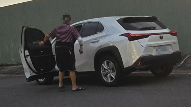 交通事故发生后，休旅车也停下车，而下来一名手受伤包着绷带的阿伯。（图／翻摄自脸书爆料公社）