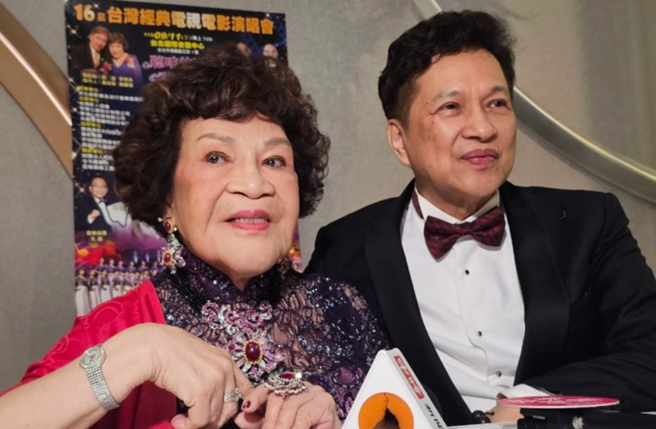 「姑姑」周遊（左）親吐與前夫張育安的最大遺憾。右為周遊丈夫李朝永。（圖／游定剛攝)