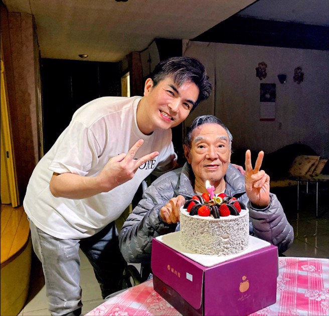 兒子張志群透露爸爸張育安的告別式還在研擬中。（圖／翻攝張志群臉書）