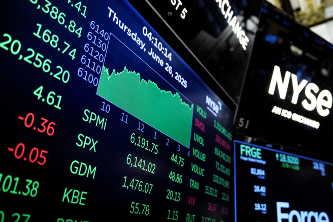 美股27日受大利多消息帶動，4大指數齊揚，標普500更衝上歷史新高。（資料照／路透）