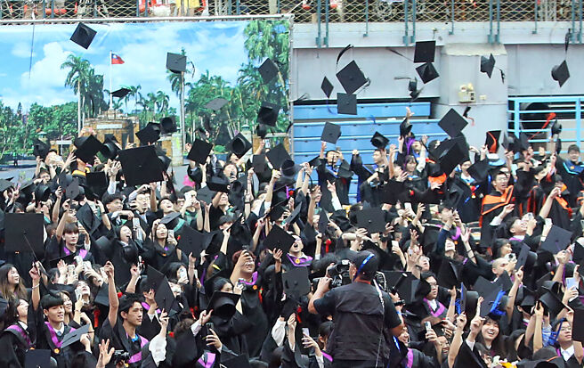 财税中心资料显示，公立大学或热门科系学生家庭的家户所得，明显高于其他学校与科系的学生家庭。唯有让公私资源得以整合投入，资源弱势者才能有同样的机会学习。图／本报资料照片