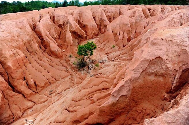 中美竞争从关税战转移至稀土战。图／新华社