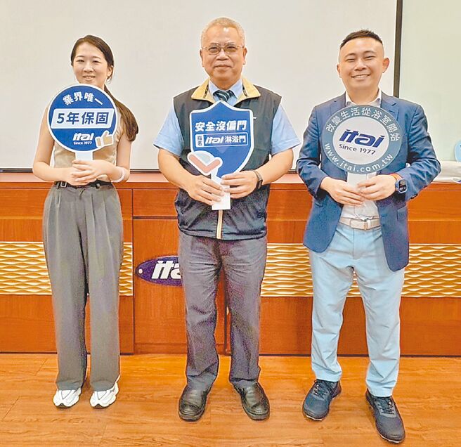 香尼欧执行长洪敬富（右起）、一太e卫浴总经理洪芳兴、昕诺菲照明Angel于参访活动中合影。图／香尼欧提供