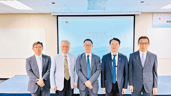 日本九州KBCC长滨秀幸室员（左起）、TQF协会周能传理事长、熊本产业支援财团重冈雅博次长、日本台湾交流协会服部崇副代表、KBCC田中一成会长等，促成台日食品企业双向贸易商机与合作管道。图／TQF协会提供