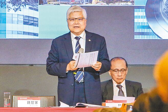 台积电近日代子公司TSMC Global公告发行新股，透过现金增资的方式强化外匯避险操作。图为台积电董事长魏哲家（左）、独立董事林全（右）。（本报资料照片）