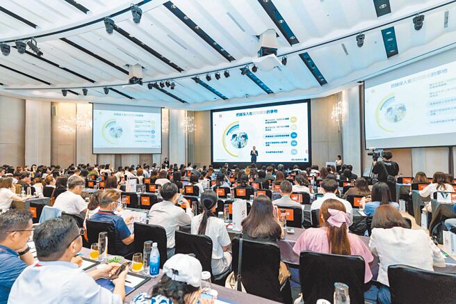 论坛以「善用数据赢得新客」、「点数驱动与顾客洞察双布局」两大主题，分享如何运用数据掌握顾客洞察。（石智中摄）