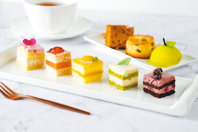 无花果蛋糕（上排左起）、芒果青司康、青苹果慕斯，荔枝玫瑰慕斯（下排左起）、红心芭乐蛋糕、乐带水果蛋糕、椰子慕斯、桑椹乳酪慕斯，分别带出浓醇馥郁、丝滑顺口的极致风味。（圆山大饭店提供）