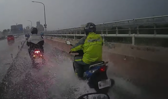 遇到這種真火大！騎士暴雨中減速遭噴全身 一票人嘆：我也遇過