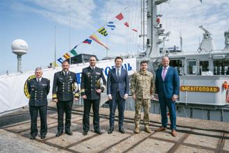 荷、比移交掃雷艦 助烏維護航道安全