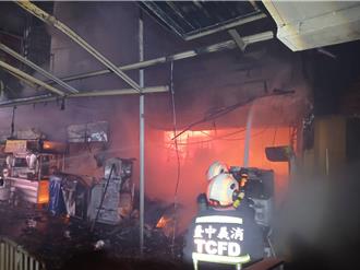 豐原廟東夜市凌晨火警 娃娃機店全燒光