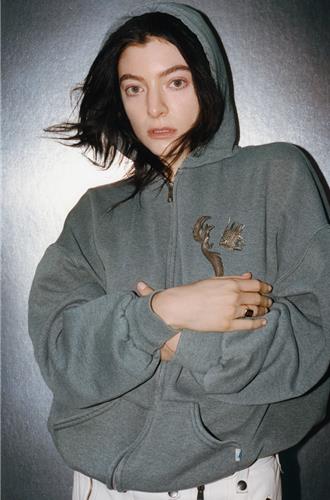 葛萊美肯定才女睽違4年出輯！「極致裸露」視覺反映創作私密性