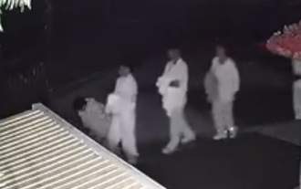 50名白衣人深夜「列隊直直走」 詭異畫面瘋傳 警方回應了