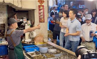 人氣爆棚！蔣萬安挺王鴻薇反罷免  中山區攤商搶簽名合影