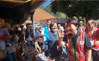 盧秀燕訪谷關原住民市集發紅包 孩子開心喊「謝謝奶奶」