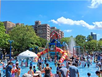 台北親水節開幕湧近8千人 限時免費入園嗨玩造型滑水道
