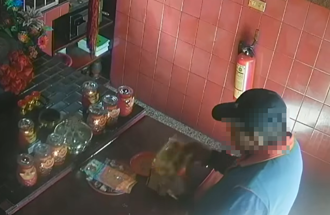 「不二坊蛋黃酥」供奉土地公！阿北拜3下順手摸走 網：懂吃