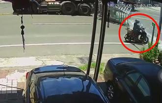 屏東拖板車轉彎甩落化學桶 女騎士遭「磷酸噴濺」全身紅腫送醫