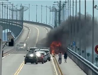 金門大橋火燒車 火勢猛烈濃煙竄天
